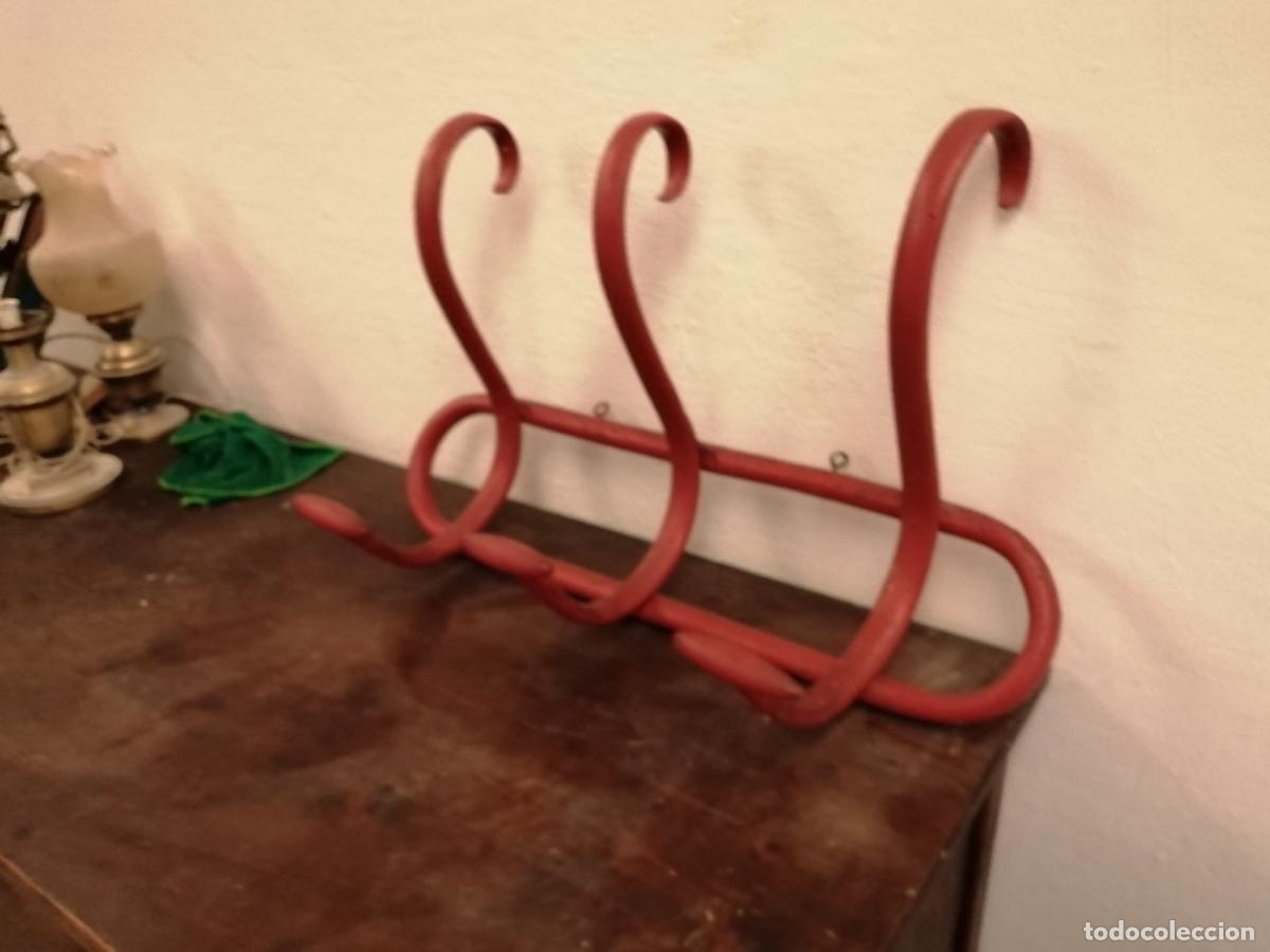Antig&uuml;edades: perchero de pared estilo tonet - Foto 3