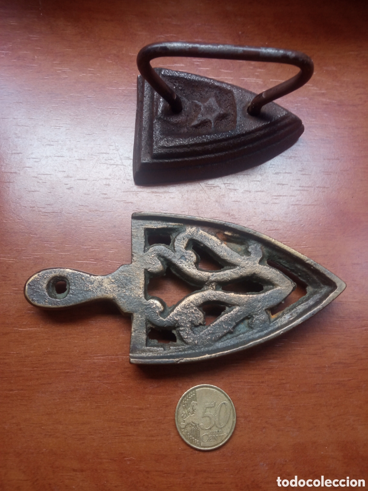 Antig&uuml;edades: Mini plancha antigua y soporte . - Foto 2