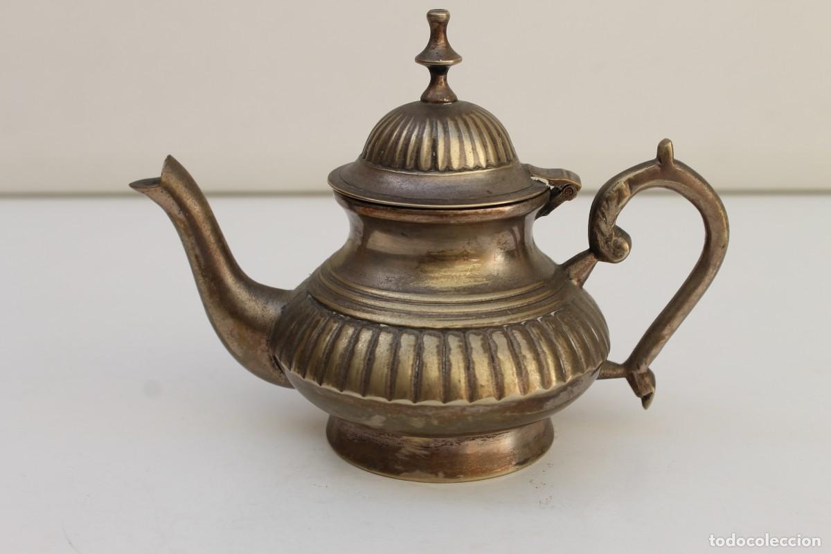 Antig&uuml;edades: PEQUE&Ntilde;A TETERA DE BRONCE O LATON. - Foto 1