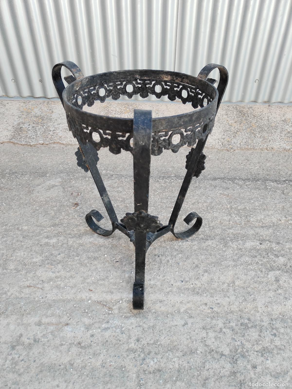 Antig&uuml;edades: antiguo macetero de hierro forja - Foto 3