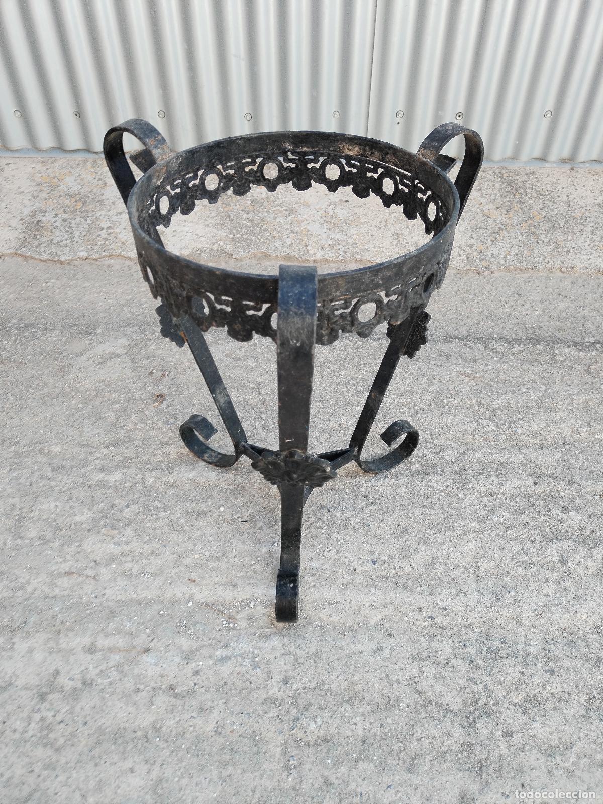 Antig&uuml;edades: antiguo macetero de hierro forja - Foto 4