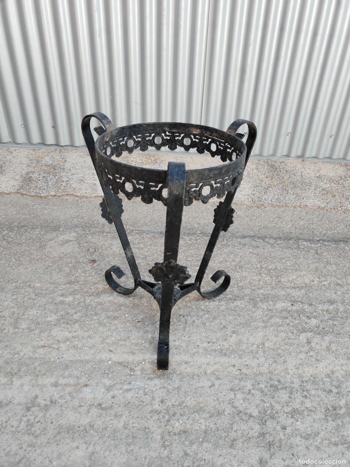 Antig&uuml;edades: antiguo macetero de hierro forja - Foto 6