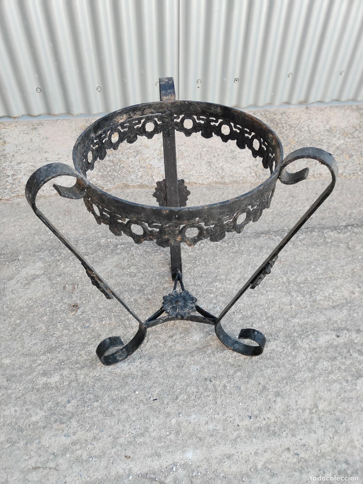 Antig&uuml;edades: antiguo macetero de hierro forja - Foto 1