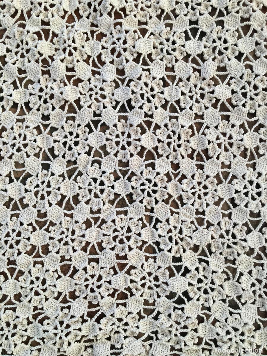 Antig&uuml;edades: Tapete de crochet hexagonal para mesa camilla - Foto 1