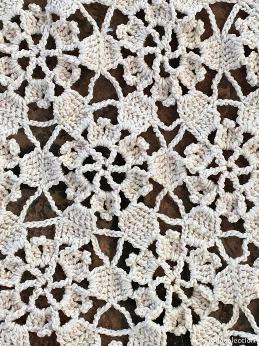 Antig&uuml;edades: Tapete de crochet hexagonal para mesa camilla - Foto 3