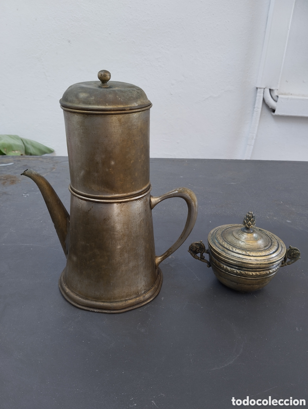 Antig&uuml;edades: lote de cafetera y azucarera de metal - Foto 1