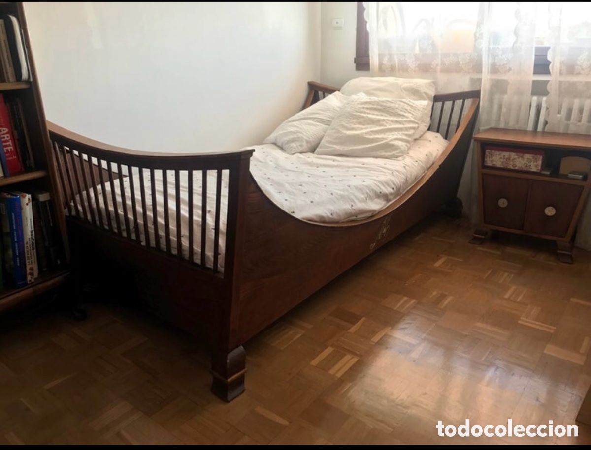 Antig&uuml;edades: Cama y mesita de madera maciza de casta&ntilde;o - Foto 1