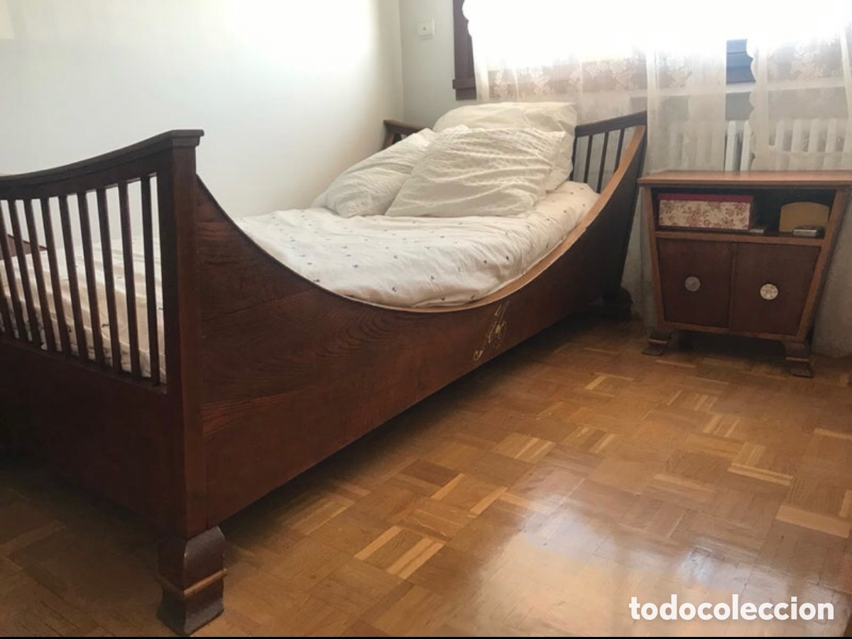 Antig&uuml;edades: Cama y mesita de madera maciza de casta&ntilde;o - Foto 3