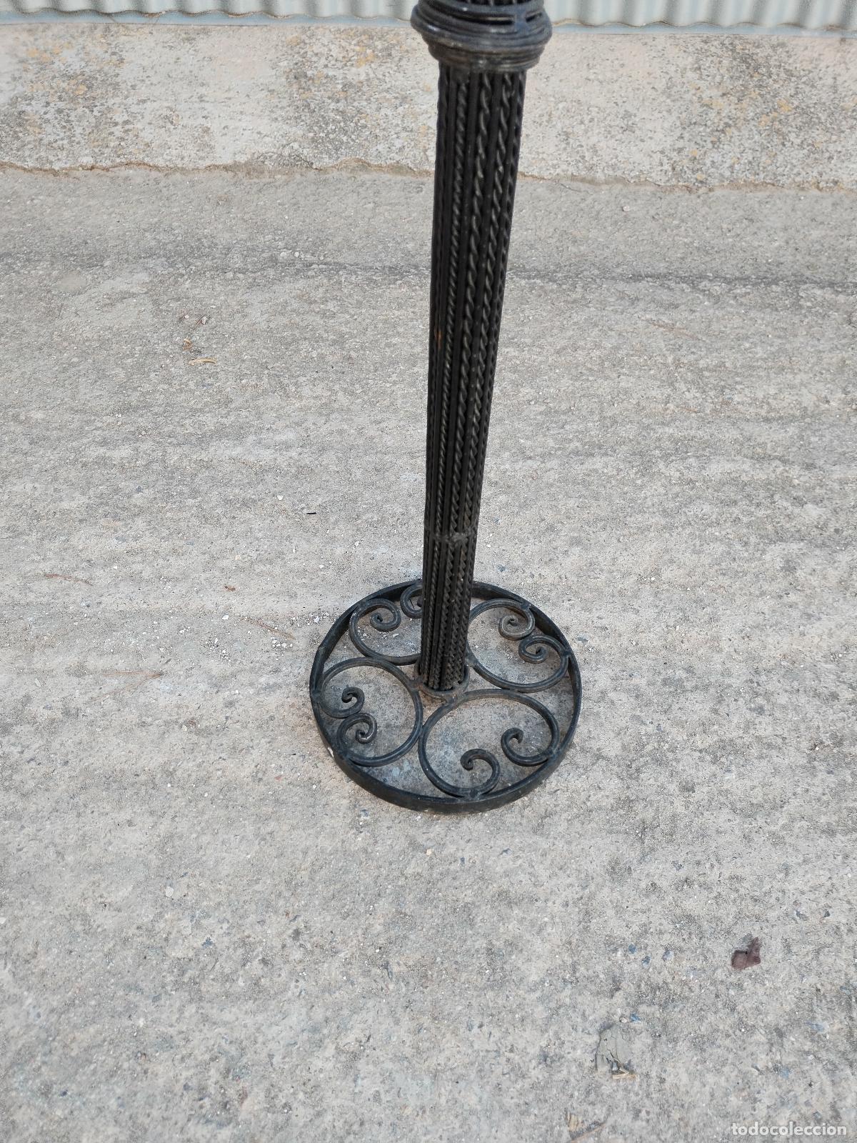 Antig&uuml;edades: candelabro grande en hierro de forja y madera - Foto 2