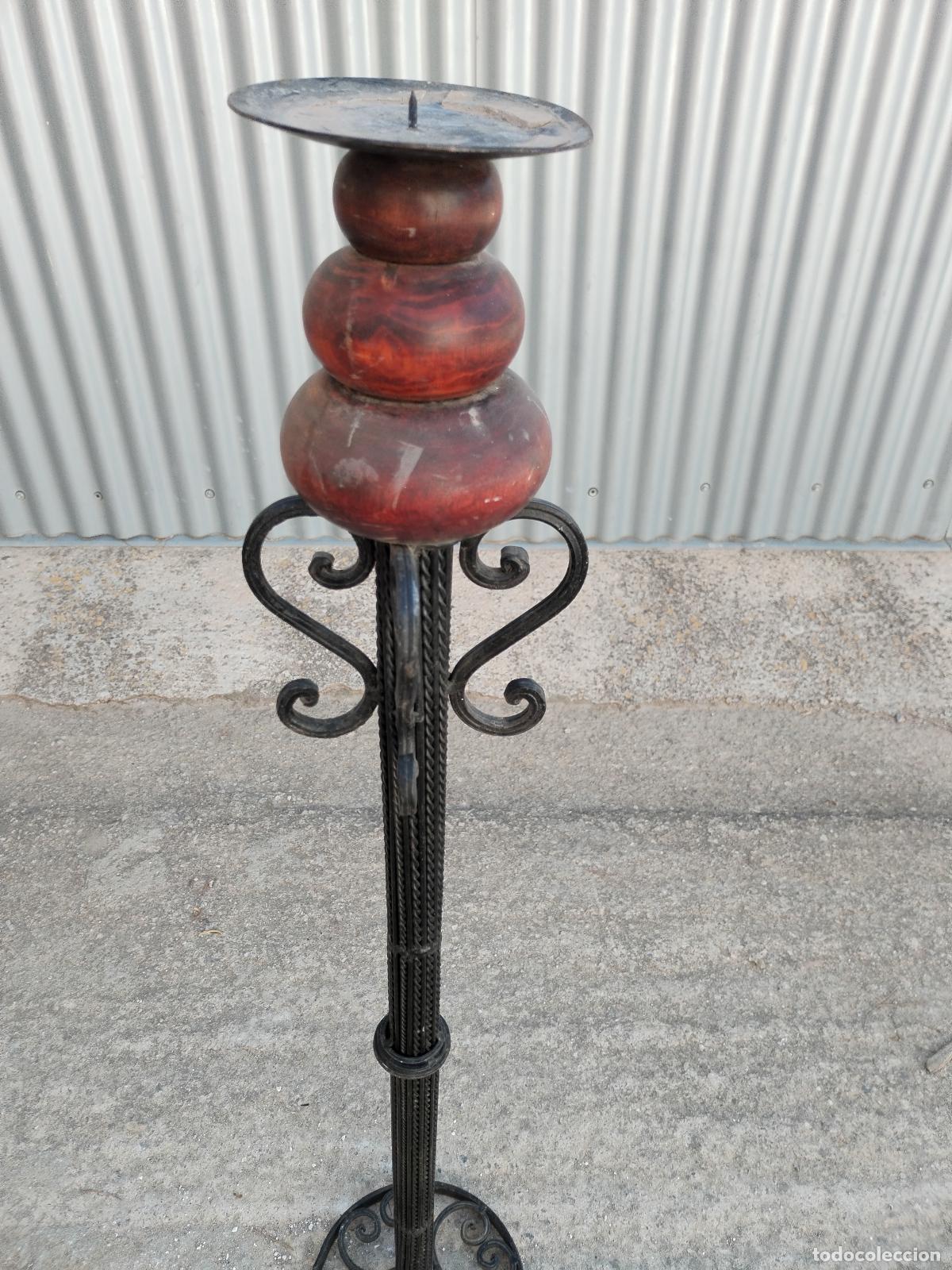 Antig&uuml;edades: candelabro grande en hierro de forja y madera - Foto 3