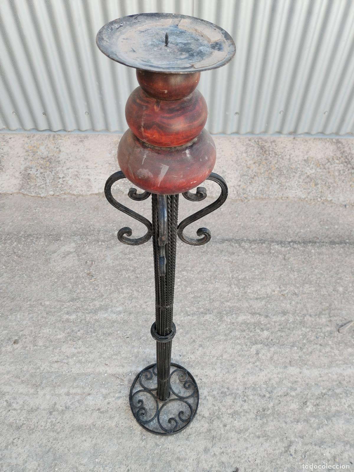 Antig&uuml;edades: candelabro grande en hierro de forja y madera - Foto 4