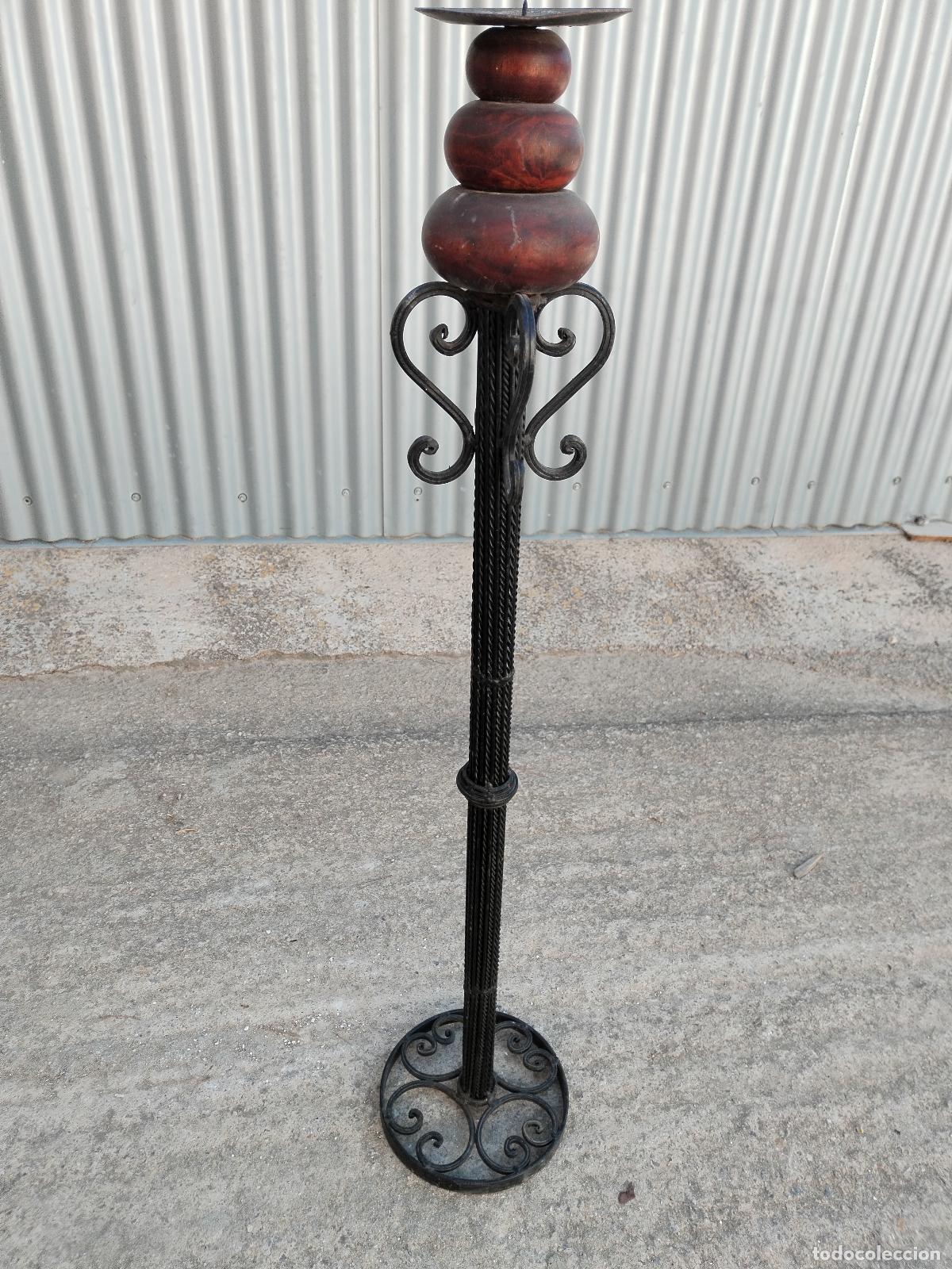Antig&uuml;edades: candelabro grande en hierro de forja y madera - Foto 8