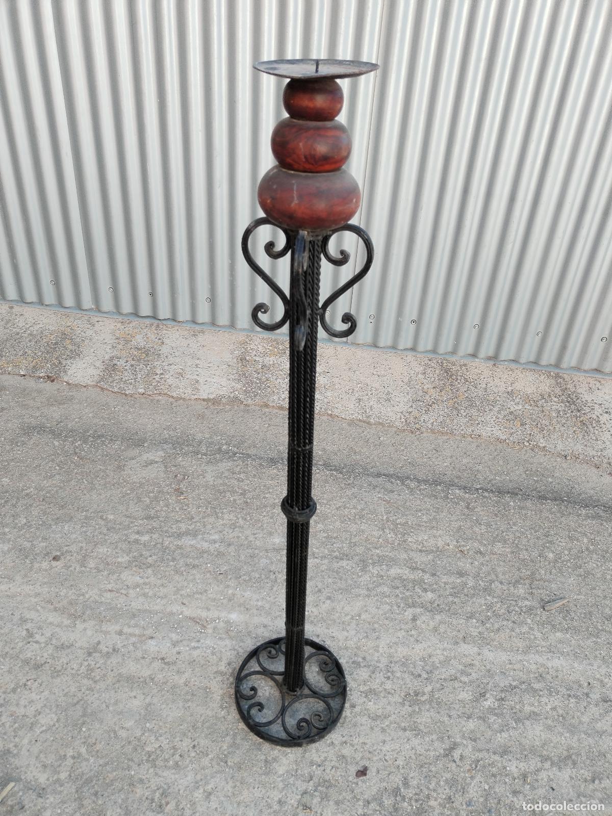 Antig&uuml;edades: candelabro grande en hierro de forja y madera - Foto 11