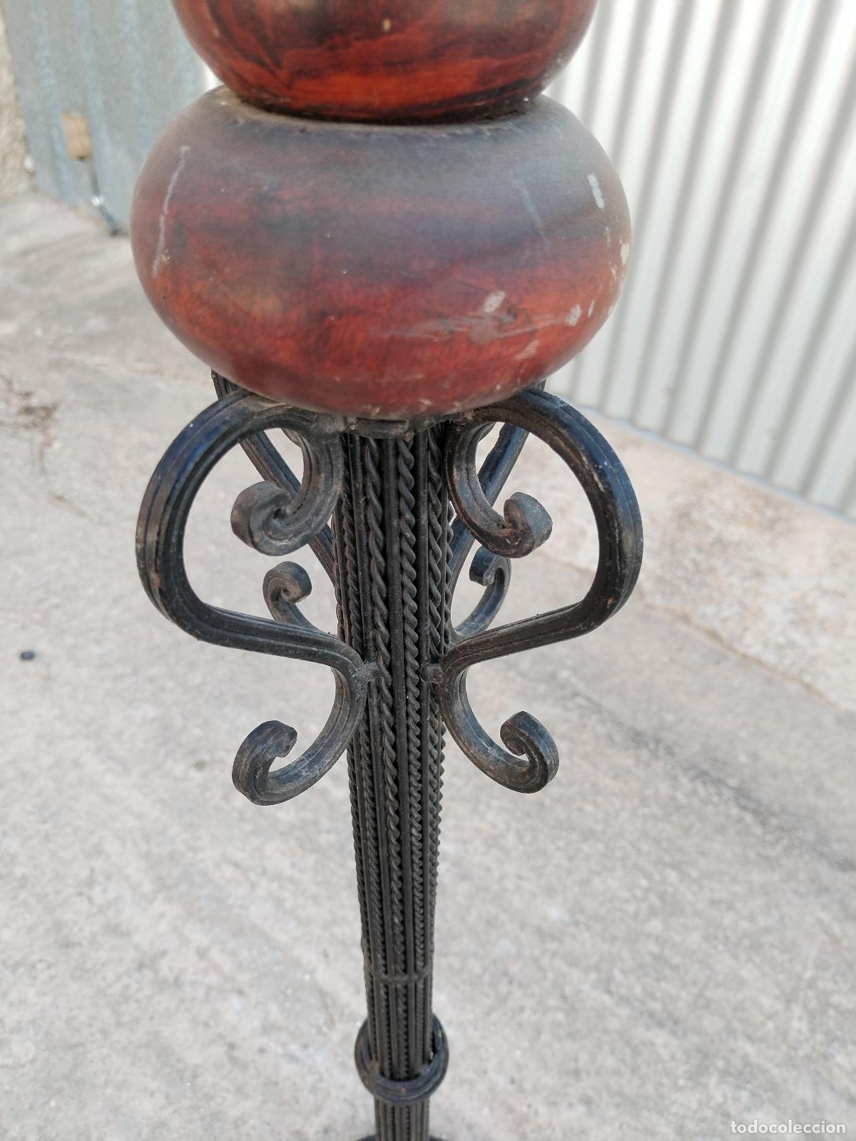 Antig&uuml;edades: candelabro grande en hierro de forja y madera - Foto 12