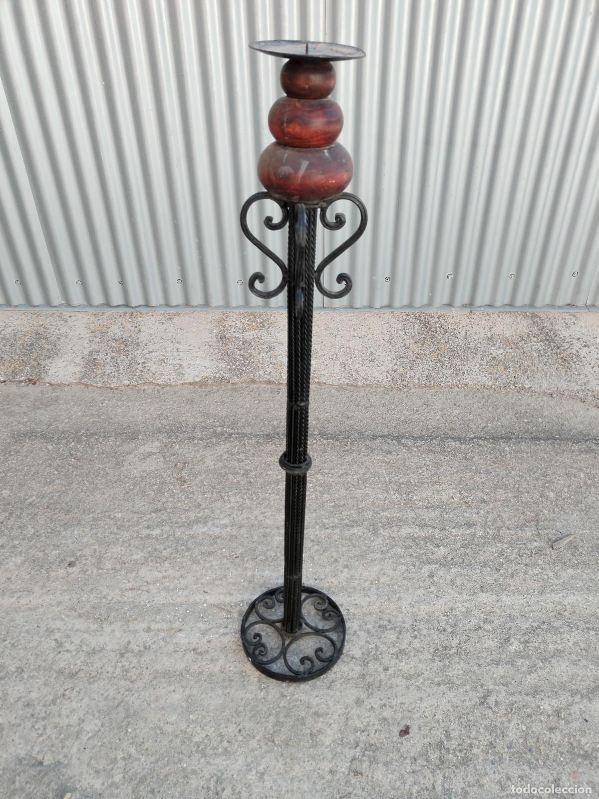 Antig&uuml;edades: candelabro grande en hierro de forja y madera - Foto 1