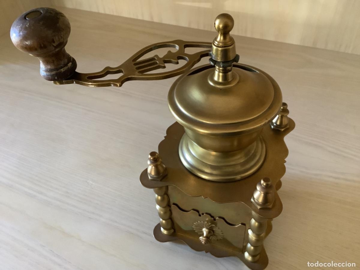 Oggetti Antichi: Molino de caf&eacute; sin marca en Lat&oacute;n