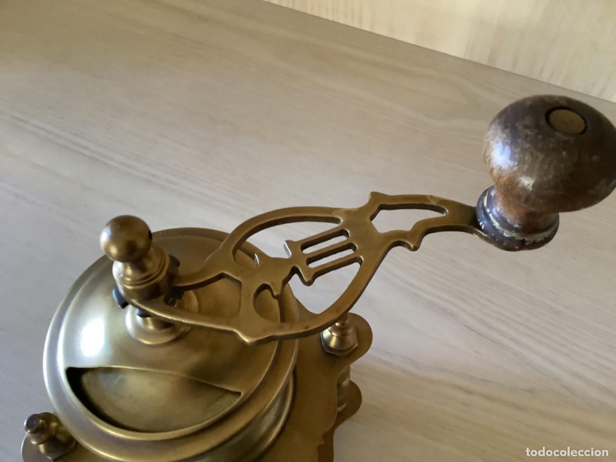 Antig&uuml;edades: Molino de caf&eacute; sin marca en Lat&oacute;n - Foto 5