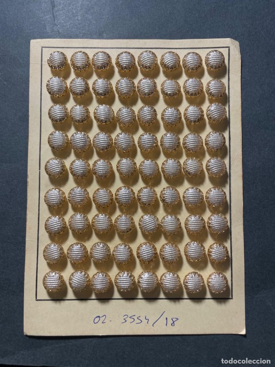 Antiquit&eacute;s: BOTONES - ANTIGUO CARTON CON 72 BOTONES - A&Ntilde;OS 40 , BUEN ESTADO - CARTON 16X11,5 CM.