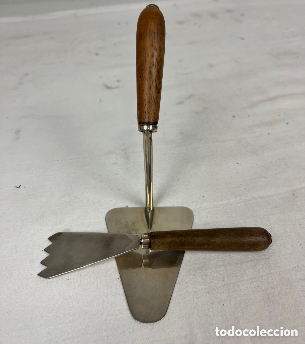 Antig&uuml;edades: CONJUNTO DE 2 PALETAS DE ALBA&Ntilde;IL DE PLATA Y MADERA - Foto 2