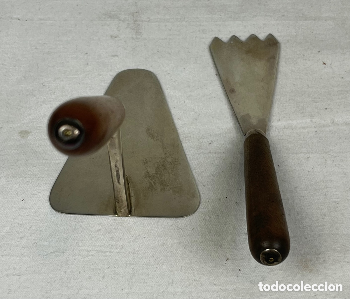 Antig&uuml;edades: CONJUNTO DE 2 PALETAS DE ALBA&Ntilde;IL DE PLATA Y MADERA - Foto 3