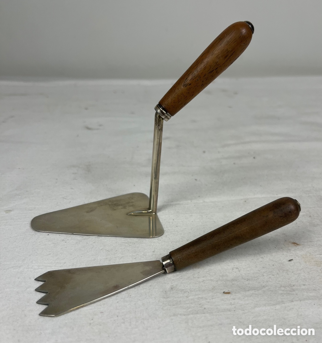 Antig&uuml;edades: CONJUNTO DE 2 PALETAS DE ALBA&Ntilde;IL DE PLATA Y MADERA - Foto 1