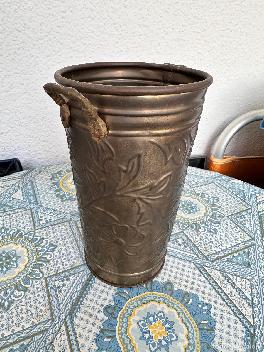 Antig&uuml;edades: FLORERO O JARR&Oacute;N DE LAT&Oacute;N - Foto 2