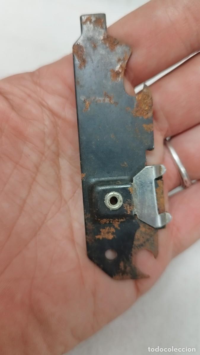 Antig&uuml;edades: Antiguo abrelatas,abrebotellas chapas marcado iris - Foto 2