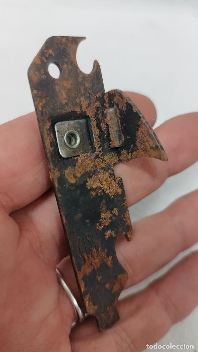 Antig&uuml;edades: Antiguo abrelatas,abrebotellas chapas marcado iris - Foto 3
