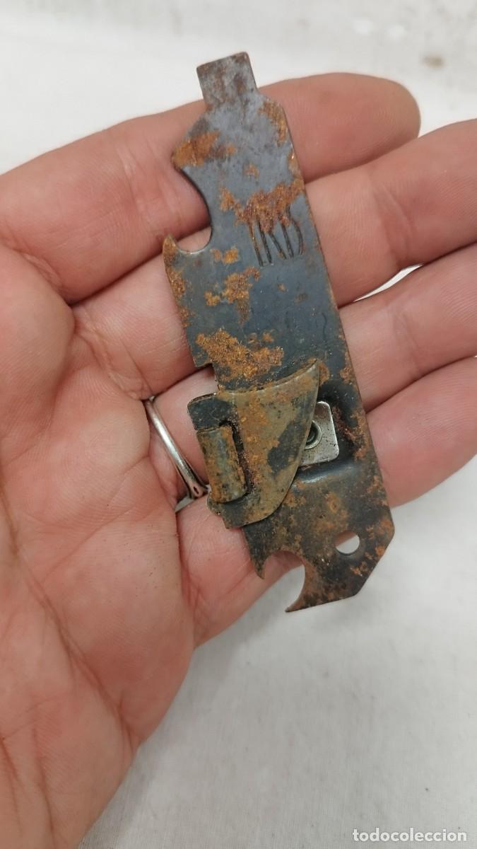Antig&uuml;edades: Antiguo abrelatas,abrebotellas chapas marcado iris - Foto 1