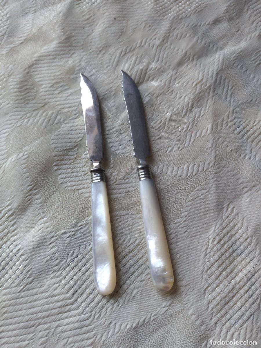Antig&uuml;edades: Lote de 2 cuchillos para queso con el mango anacarado. - Foto 1