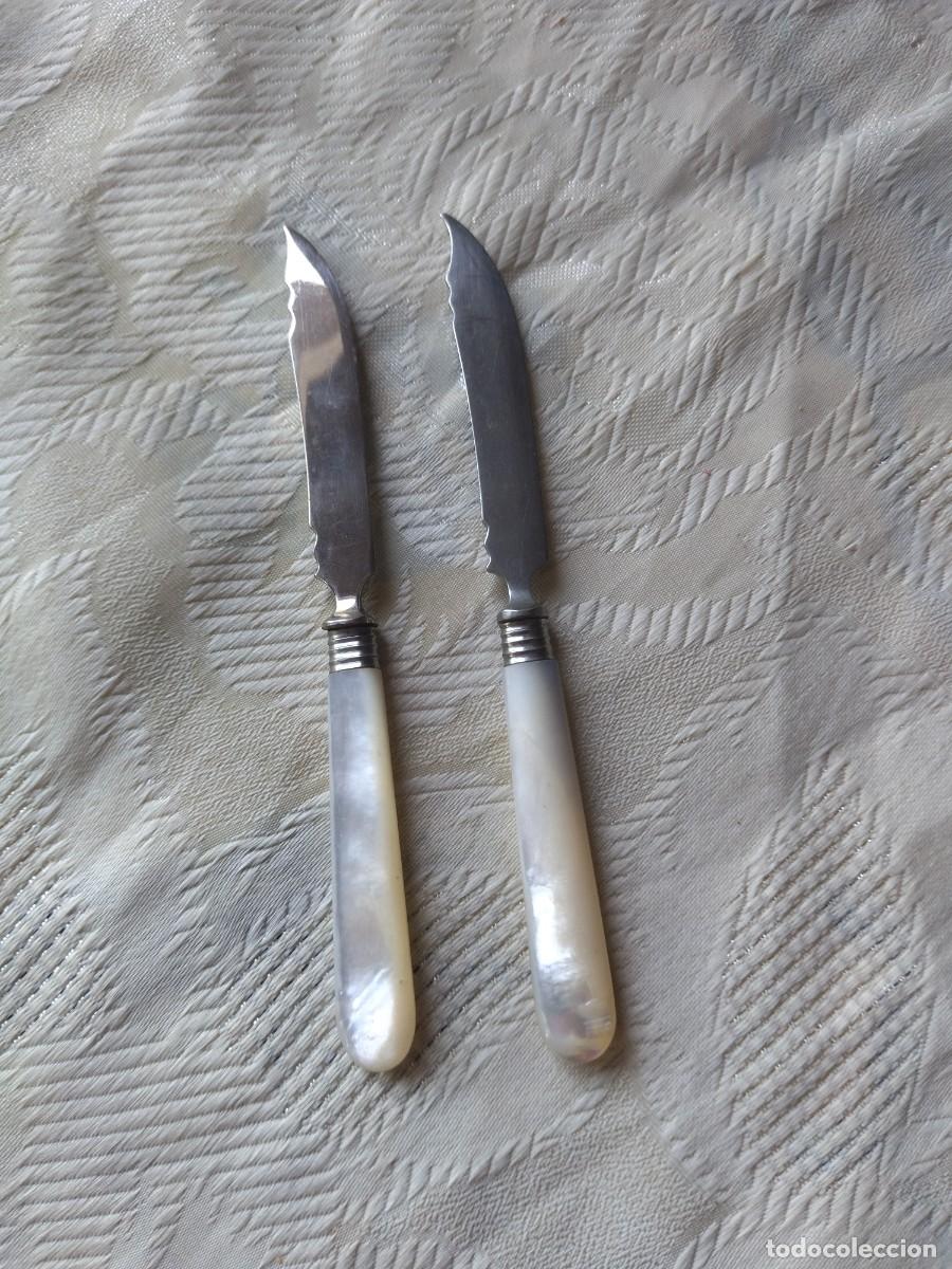 Antig&uuml;edades: Lote de 2 cuchillos para queso con el mango anacarado. - Foto 2