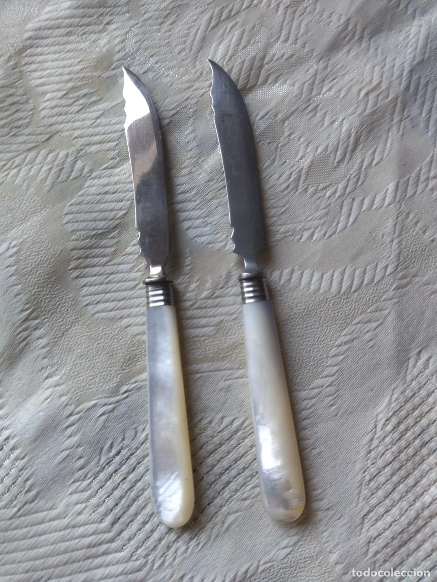 Antig&uuml;edades: Lote de 2 cuchillos para queso con el mango anacarado. - Foto 3