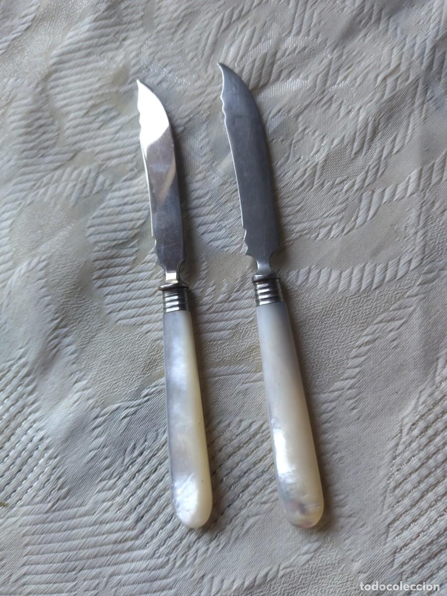 Antig&uuml;edades: Lote de 2 cuchillos para queso con el mango anacarado. - Foto 4