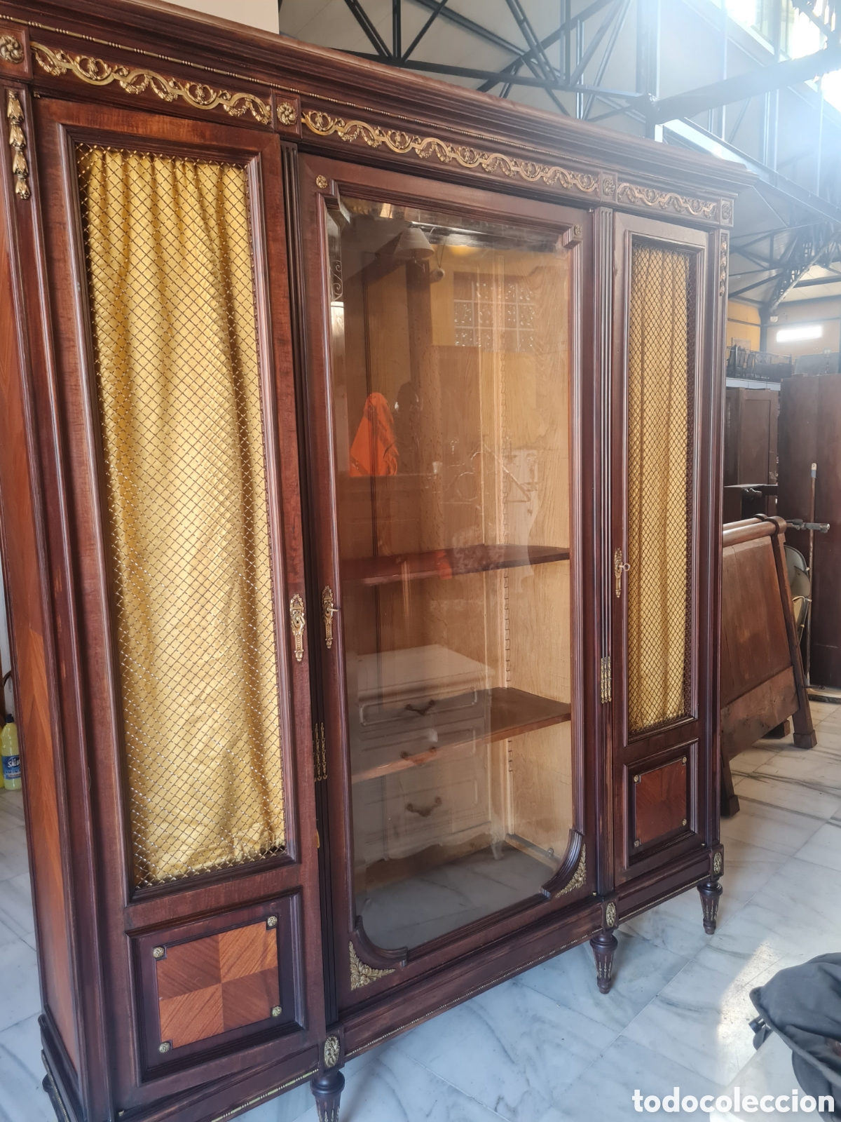 Antig&uuml;edades: Vitrina estilo Luis 16 - Foto 1