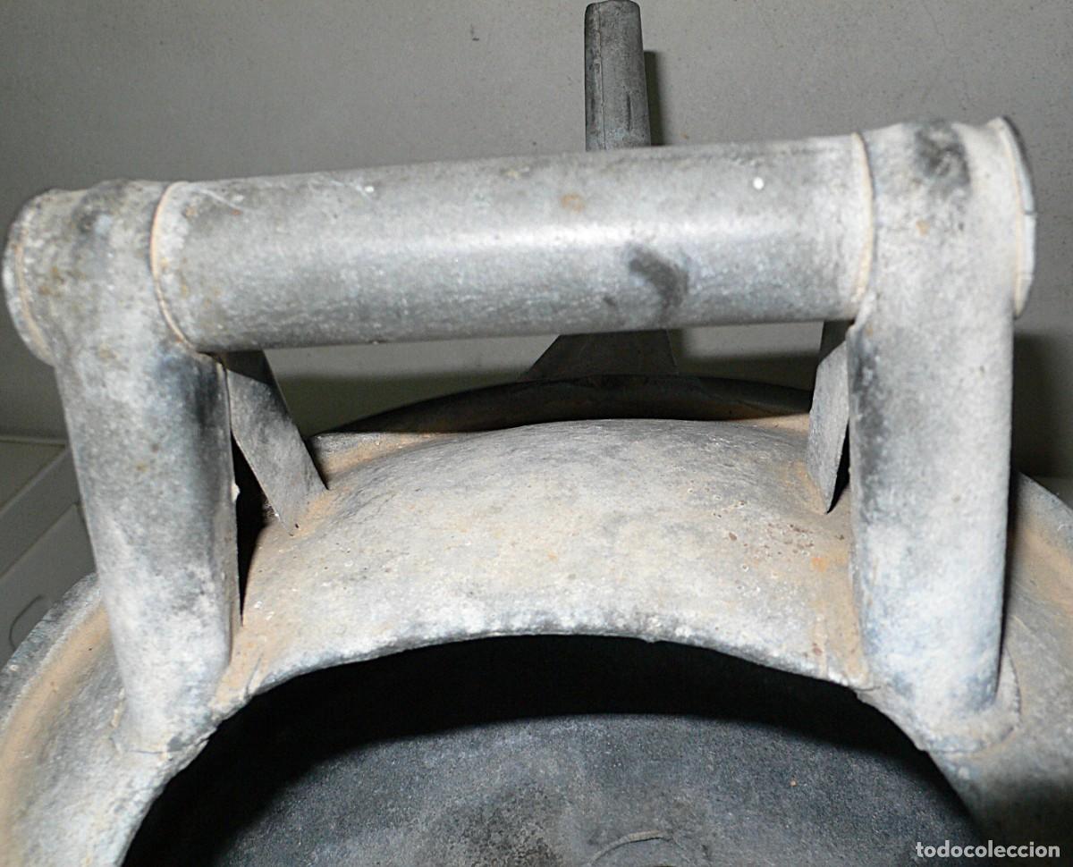 Antig&uuml;edades: ANTIGUA REGADERA DE ZINC - Foto 13