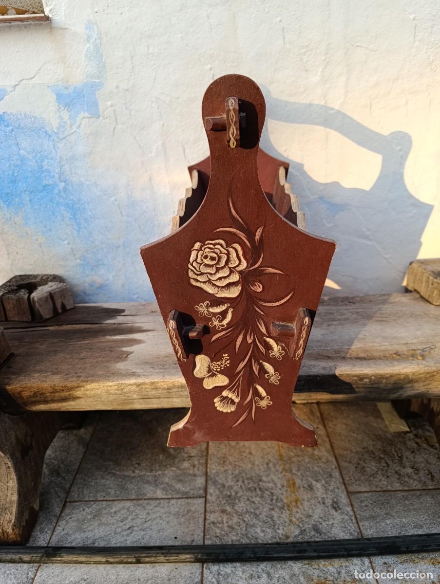 Antig&uuml;edades: Revistero de madera pintado a mano - Foto 2
