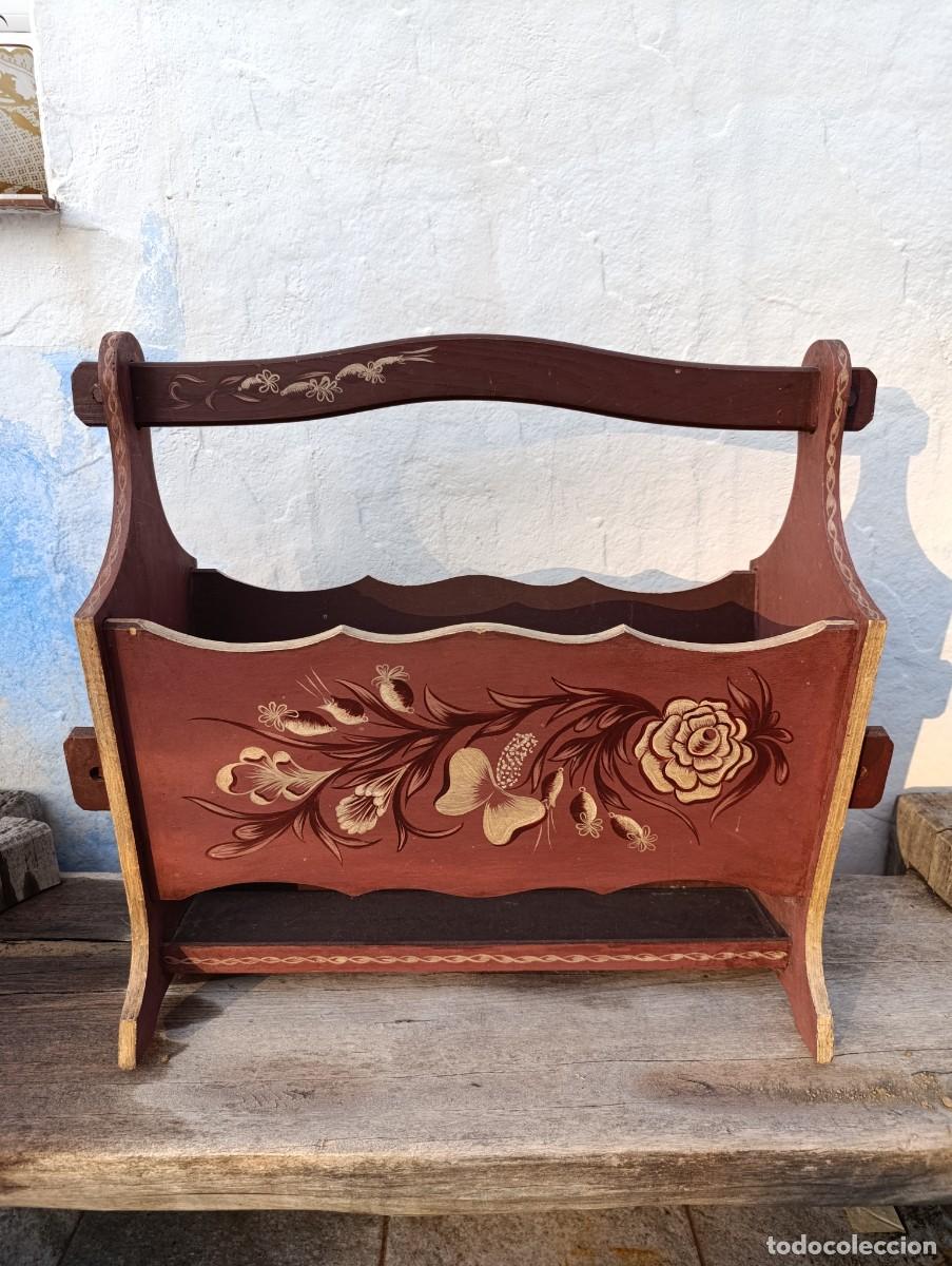Antig&uuml;edades: Revistero de madera pintado a mano - Foto 3