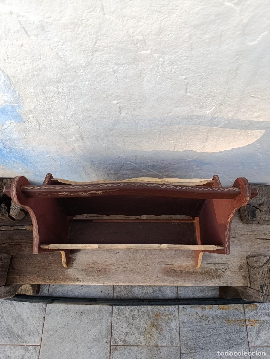 Antig&uuml;edades: Revistero de madera pintado a mano - Foto 4