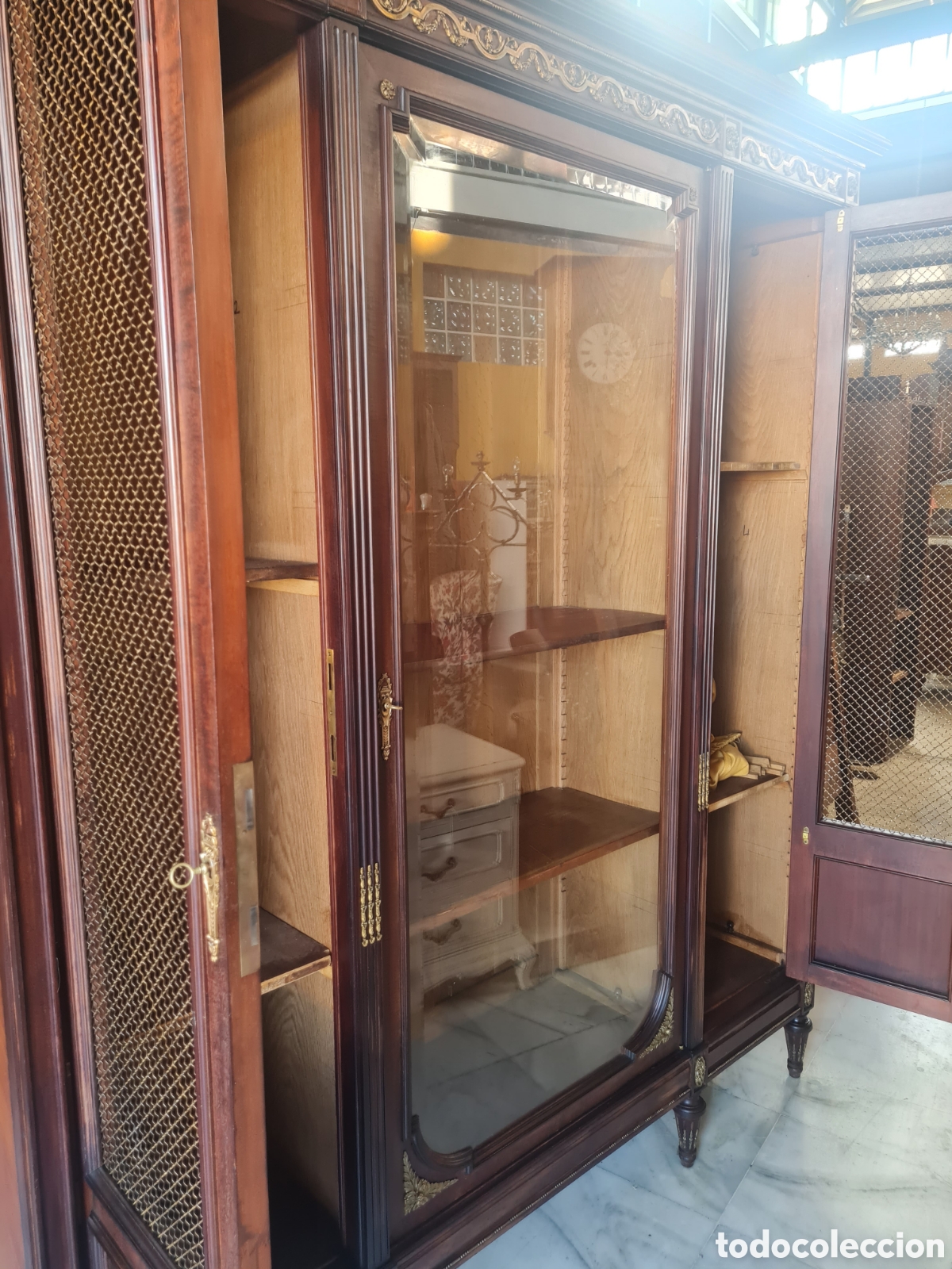 Antig&uuml;edades: Vitrina estilo Luis 16 - Foto 3