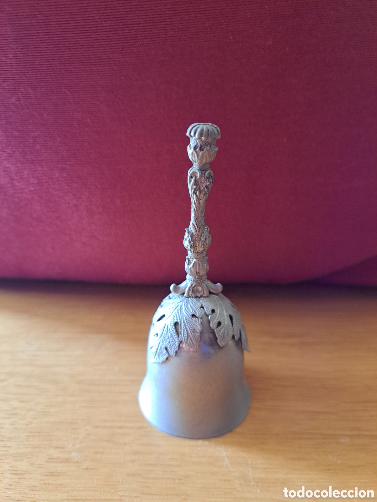 Antig&uuml;edades: Campanilla de metal con decoraci&oacute;n - Foto 1