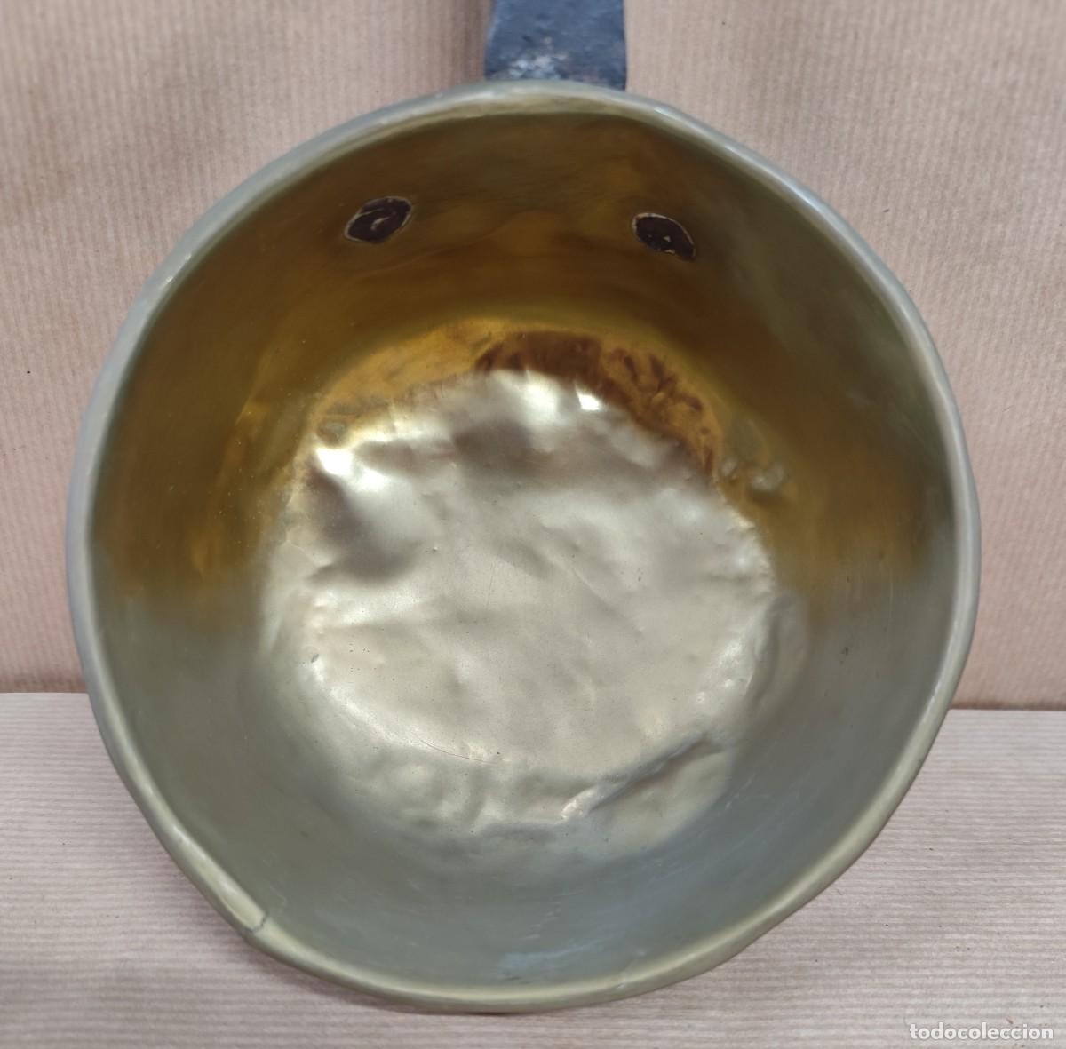 Antiguidades: ANTIGUO CAZO DE LAT&Oacute;N MANGO DE HIERRO