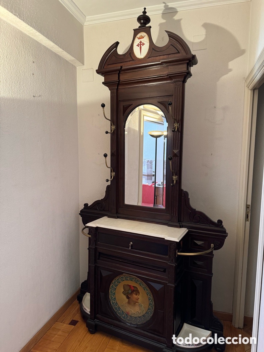 Antig&uuml;edades: Sombrerero en madera te&ntilde;ida - Foto 1