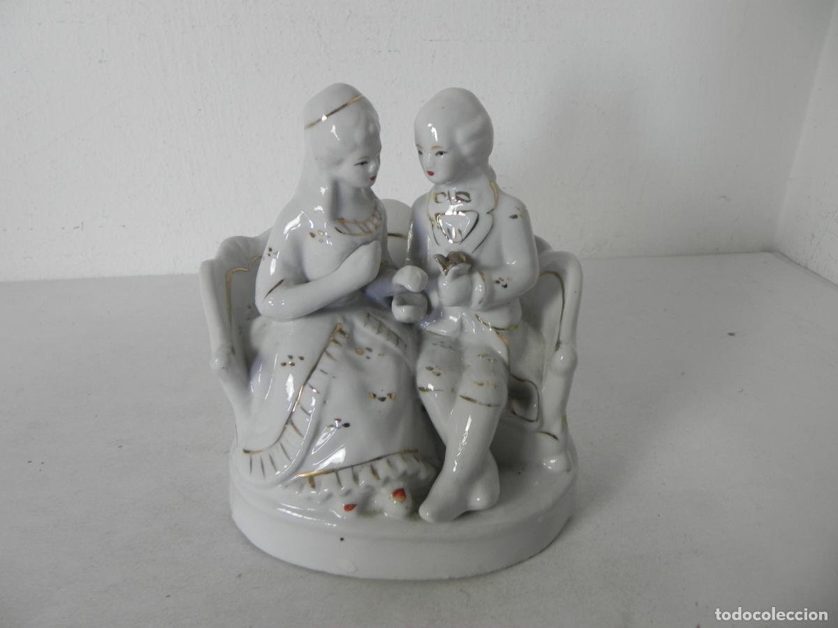 Antig&uuml;edades: PAREJA DE ENAMORADOS SENTADOS, DE PORCELANA (SIN FIRMA) - VER DESCRIPCI&Oacute;N Y FOTOS
