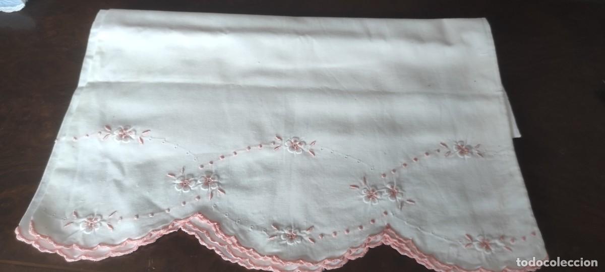 Antig&uuml;edades: ANTIGUA FUNDA DE ALMOHADA BORDADA A MANO. - Foto 1