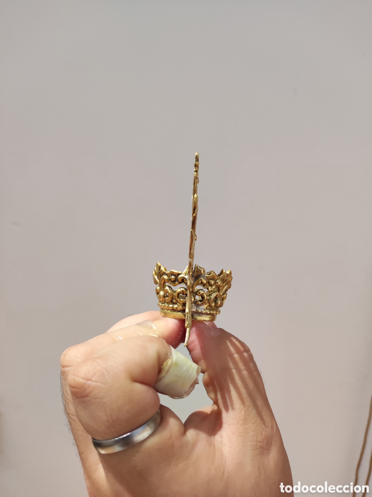 Antig&uuml;edades: Corona de lat&oacute;n de 2.5cm de di&aacute;metro el canasto - Foto 2