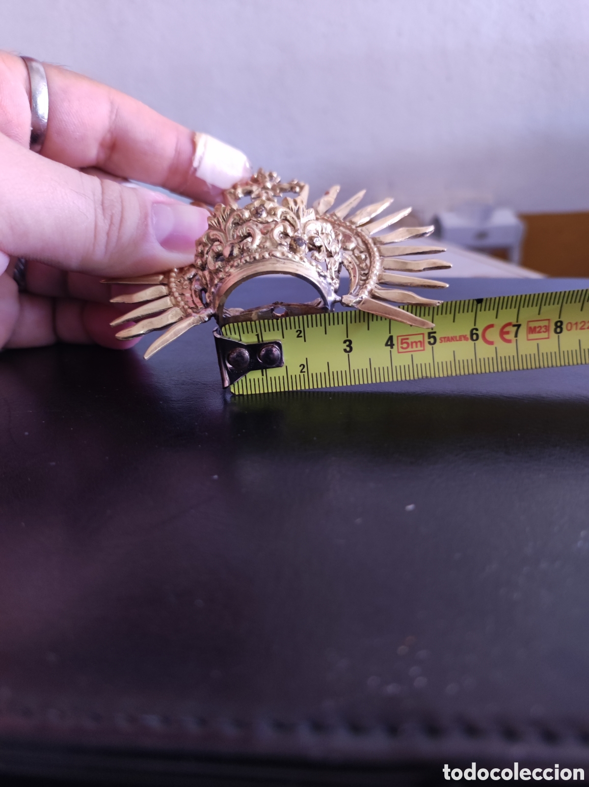 Antig&uuml;edades: Corona de lat&oacute;n de 2.5cm de di&aacute;metro el canasto - Foto 3