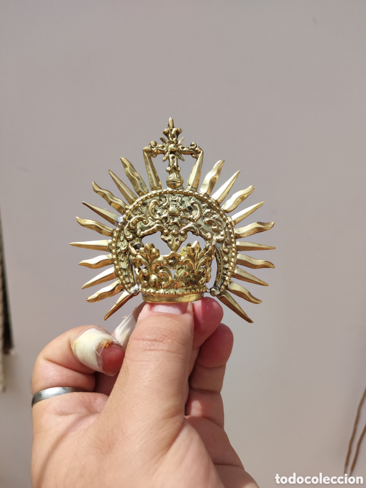Antig&uuml;edades: Corona de lat&oacute;n de 2.5cm de di&aacute;metro el canasto - Foto 1