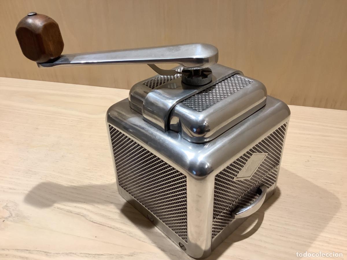 Oggetti Antichi: Molino de caf&eacute; Molux en Aluminio pulido