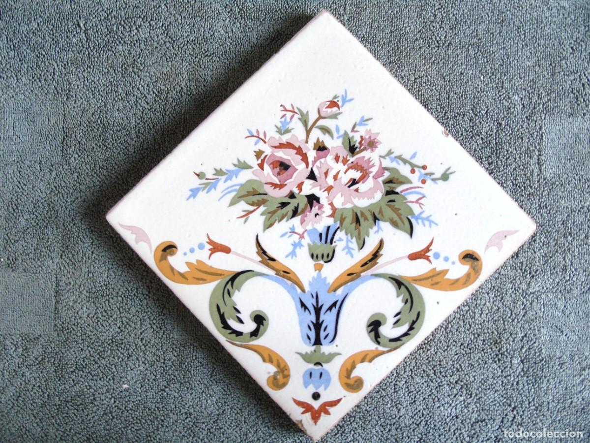 Antig&uuml;edades: ANTIGUO AZULEJO. RAMILLETE DE CLAVELES. - Foto 1