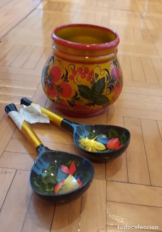 Antig&uuml;edades: CUCHARAS Y TAZ&Oacute;N RUSO DE MADERA PINTADA - Foto 1